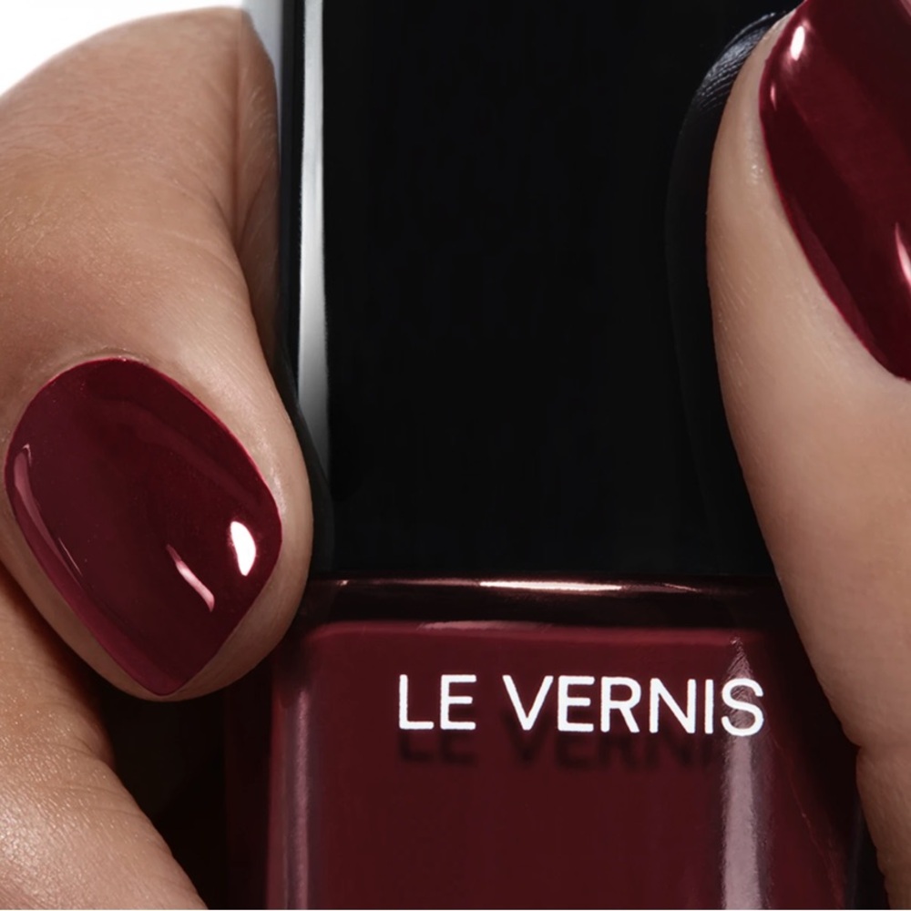 CHANEL Le Vernis Nail Color in Rich Burgundy - Picture 4 of 6